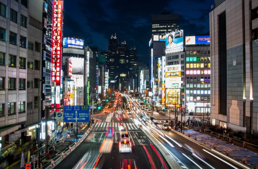 Outdoor Billboards vs. Digital Ads: Why Bigger Can Still Be Better